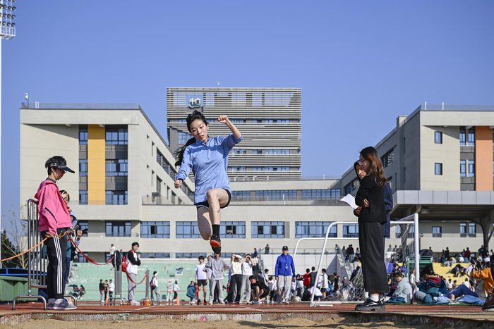 ▲（资料图）2024年11月，安徽合肥某中学高中生参加跳远比赛。图据视觉中国