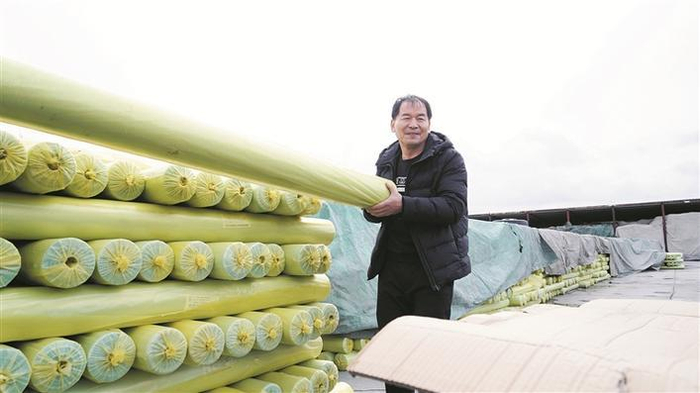     3月12日，在新疆准噶尔农业生产资料有限公司芳草湖农场分公司，工作人员正在装运地膜。    兵团日报全媒体记者  陈洋  摄