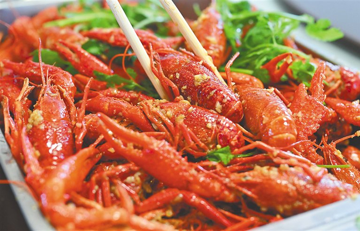 　　烹制的海南小龙虾。新华社记者 郭程 摄
