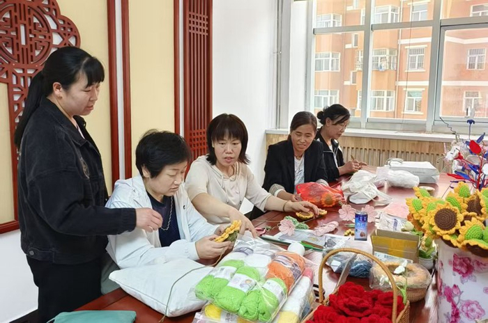 工作中的王霞（中）。受访者供图