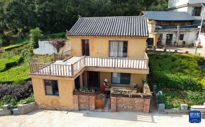 来自湖南的旅居客王伶在土瓜冲村租住的旅居房院子里打理绿植（2024年9月15日摄）。新华社记者 陈欣波 摄