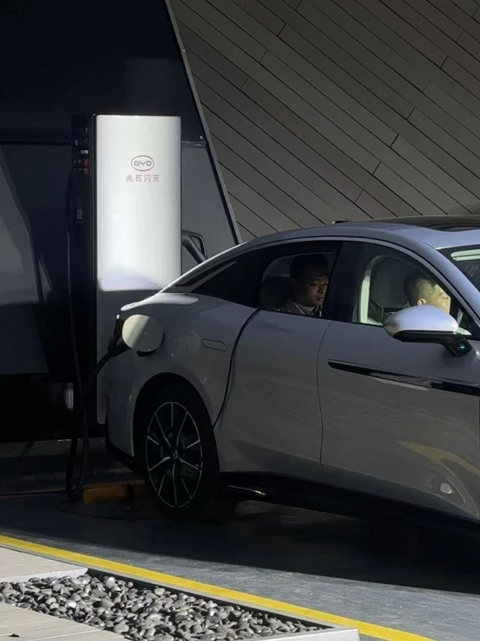 （比亚迪自建充电场站和设备 陈亮/摄）