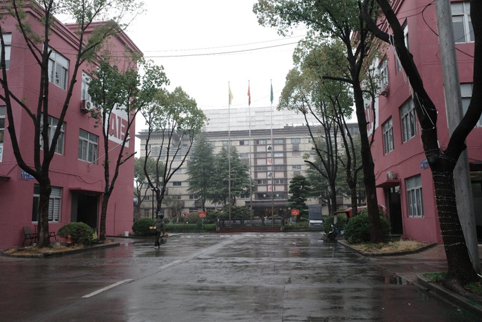 雨中的上海国际短视频中心，张熠摄