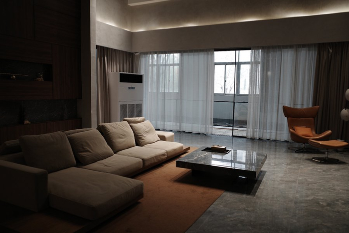 彩虹片场内景，仔细看还能发现“客厅”外面安装了拍摄用的轨道，张熠摄