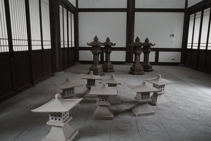 室内放置着一些石灯，张熠摄