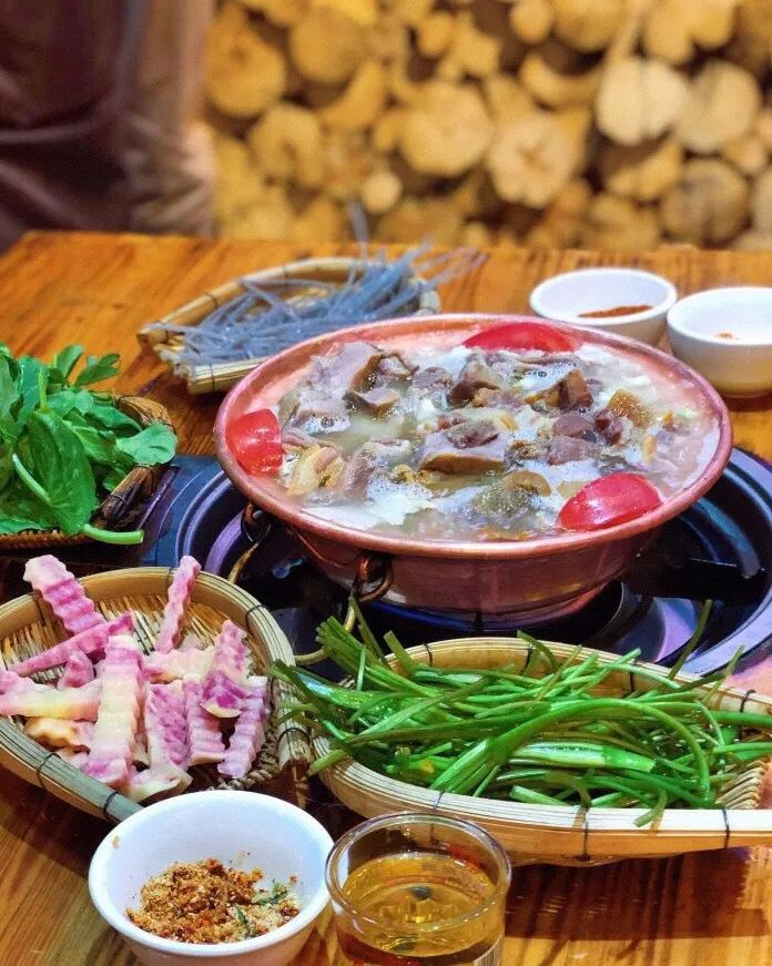  图为腊排骨火锅。图源：丽江发布