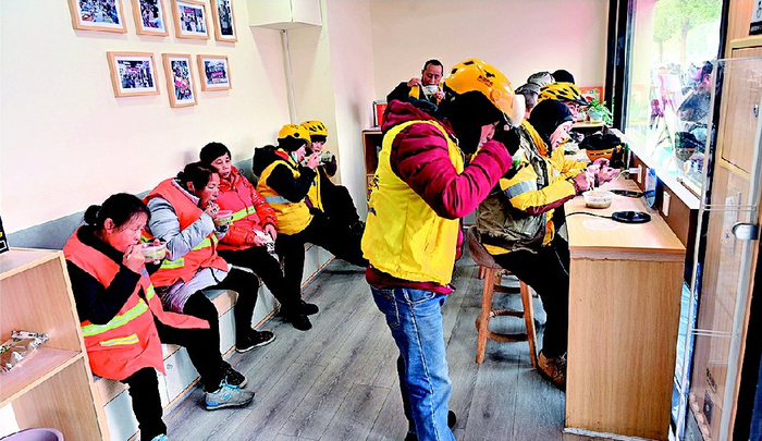 户外劳动者在工会驿站吃早饭