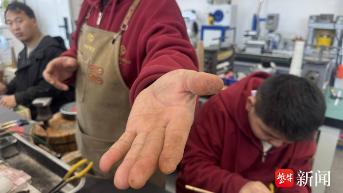 长期打金，打金师傅的手指老茧增厚。 范晓林摄