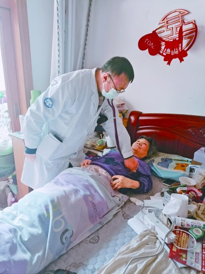 太原市为适宜居家诊疗、康复、护理的患者提供居家医疗服务。资料图片