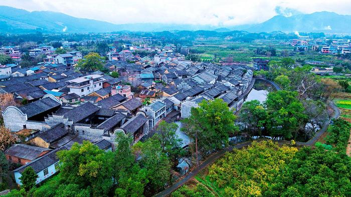 广西壮族自治区桂林市灵川县江头村，以其独特的爱莲文化和古建筑群而闻名。