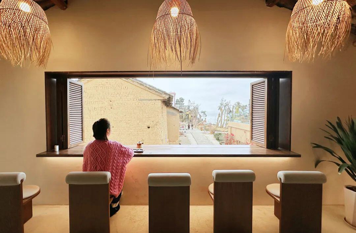 游客在滇池边的海晏村喝咖啡。新华社发 唐海心/摄