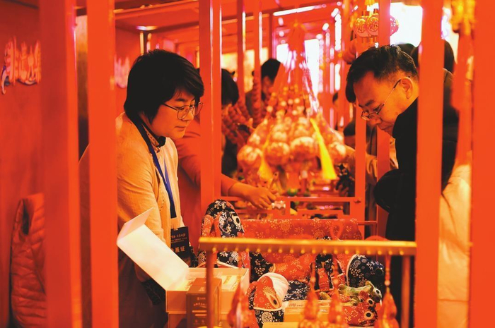         非遗大集让市民流连忘返。本报特约记者  仇一军  摄