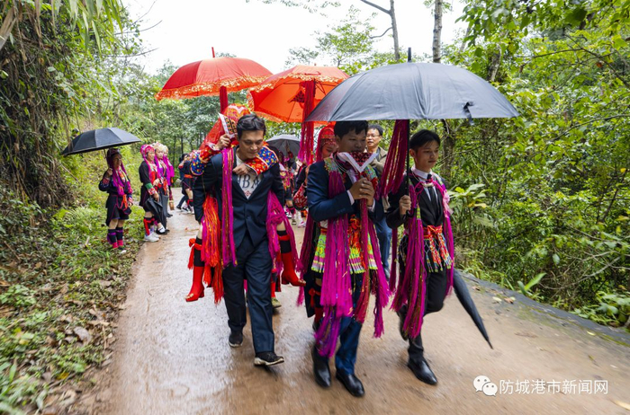 过山瑶“鸳鸯婚”现场。（资料图）