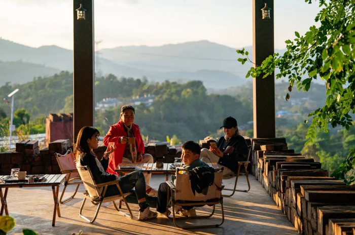 顾客在位于普洱市思茅区大开河梅子咖啡庄园享受休闲时光。新华社记者 陈欣波 摄