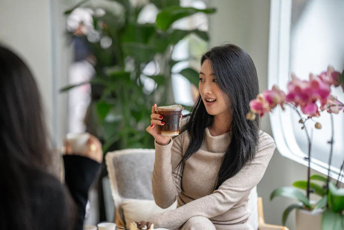 一名女士在云南省普洱市思茅区一家咖啡馆喝咖啡。新华社记者 胡超 摄