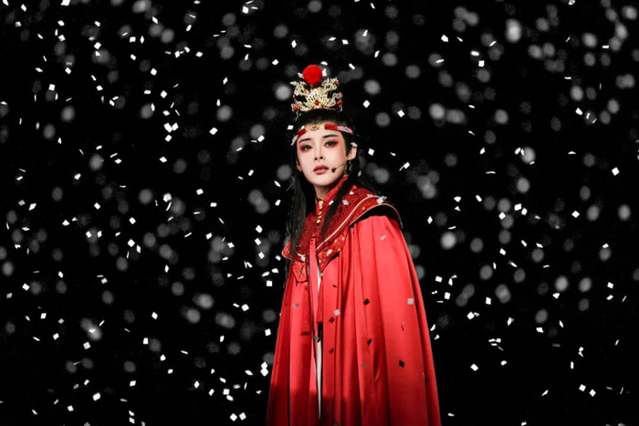 在陈丽君主演的越剧《我的大观园》里，宝玉“滚楼梯”的片段，成了令人揪心的“名场面”。