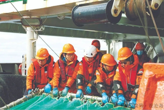 队员一起布放渔网。曹悦妮摄