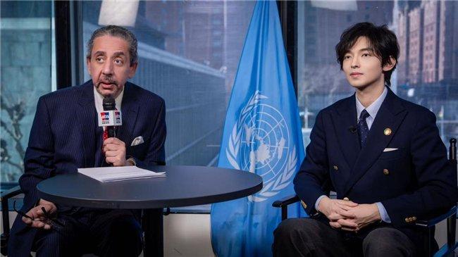 图为向华接受美国电视新闻媒体采访