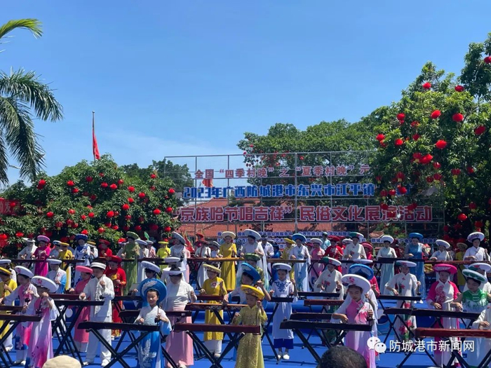 百人独弦琴弹奏表演现场。（资料图）