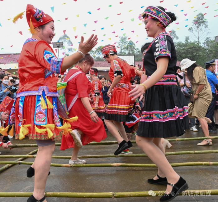 欢乐竹竿舞。（资料图）