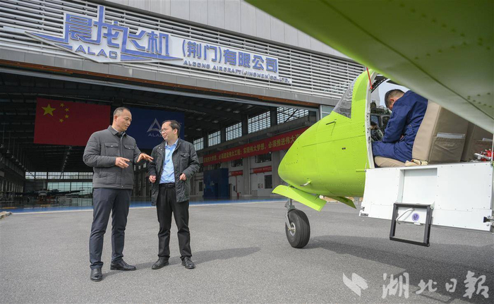 晨龙天使飞机总经理梁定璿（左）接受采访。