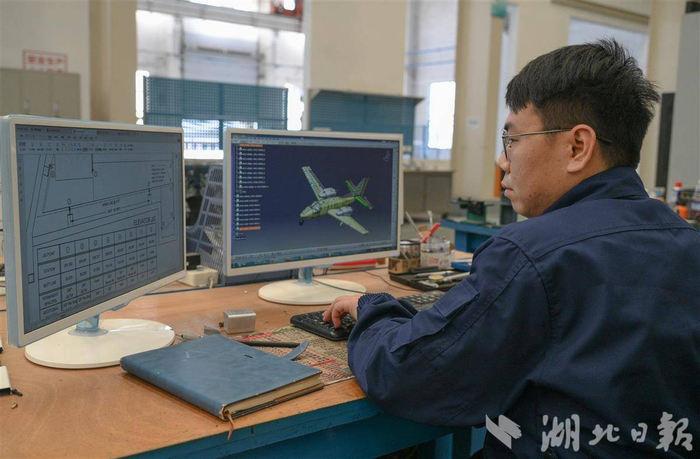 晨龙天使飞机技术人员进行飞机零部件的建模与设计。