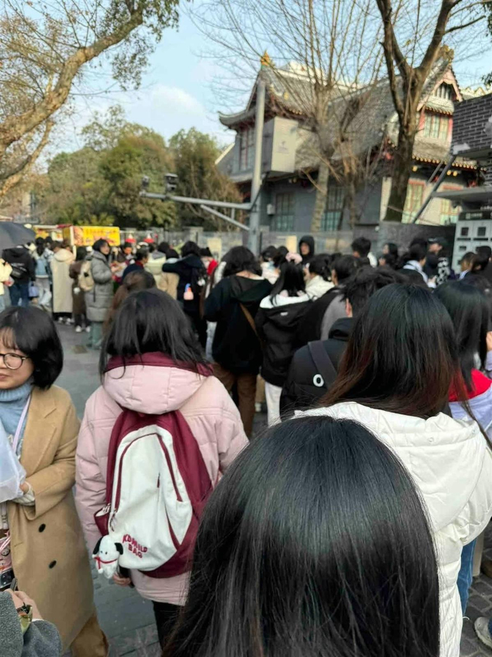 　　费宇的摊位前排起了长队（来源：封面新闻）