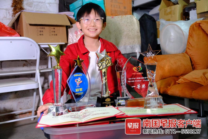 ▲林星成展示自己收获的奖项。