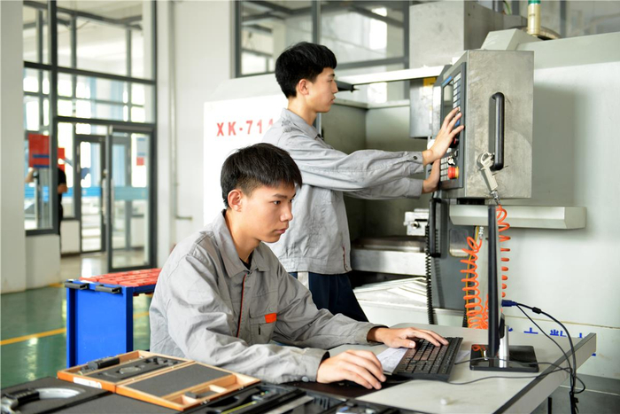 通辽市奈曼旗民族职业中等专业学校学生在数控铣实训室。