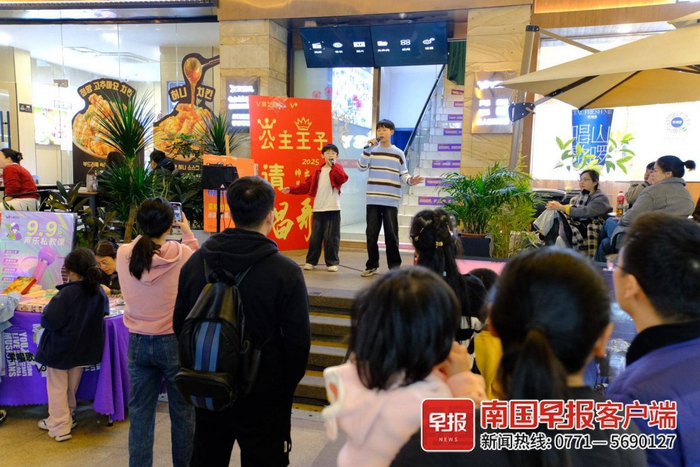 ▲林星成的表演吸引路人围观。