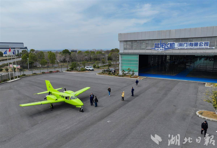 晨龙天使飞机停放在空旷场地进行静态测试。