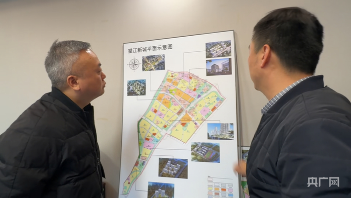 陈航帮助企业协调工地施工事项（央广网记者  项楠  摄）