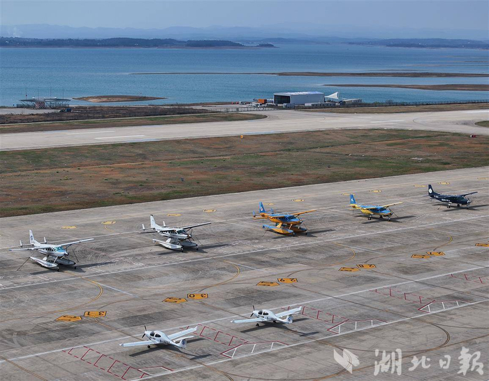 荆门漳河机场，飞机蓄势待发，通航运营、飞行培训等业务繁忙有序。