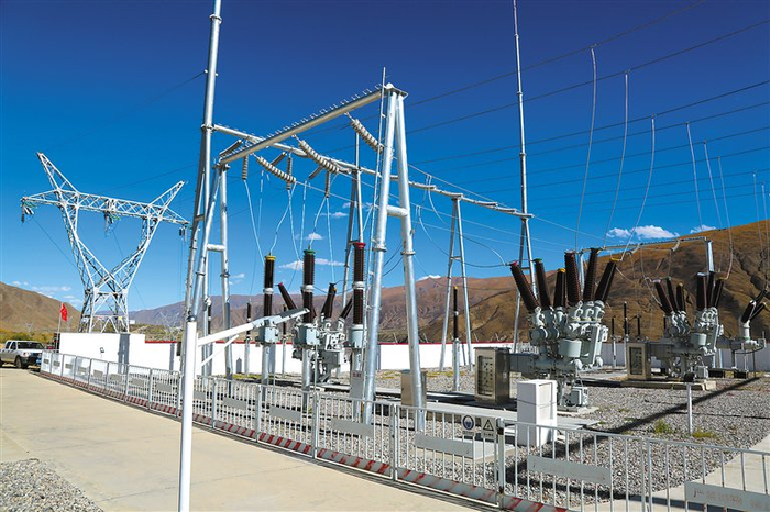 图为位于茶巴拉乡的光伏发电站一角。