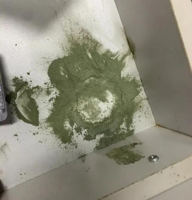 拿走霉变橘子后的残留“粉末”。社交媒体截图