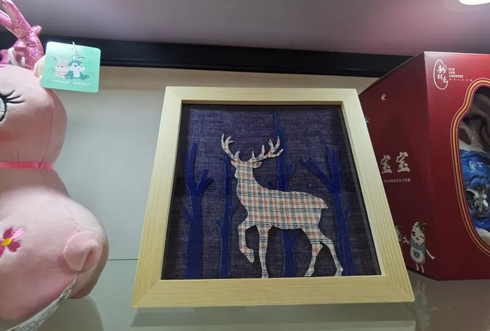 新村乡的麋鹿周边产品，位于崇明区新村乡的麋鹿极小种群恢复与野放项目注重野生动物保护与地方发展的双赢。 陈玺撼摄