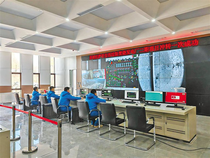 图为生活垃圾焚烧发电厂二期项目点火现场。