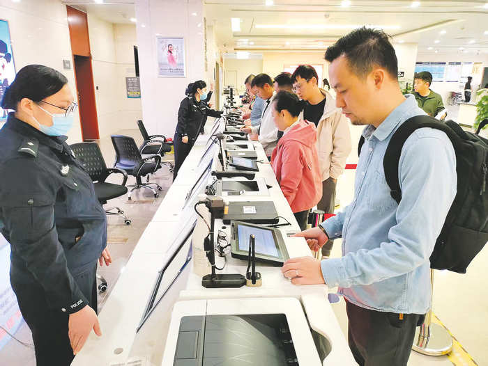     市民在南宁市公安局出入境管理分局办证大厅办理业务。    本报记者 朱新韬 摄