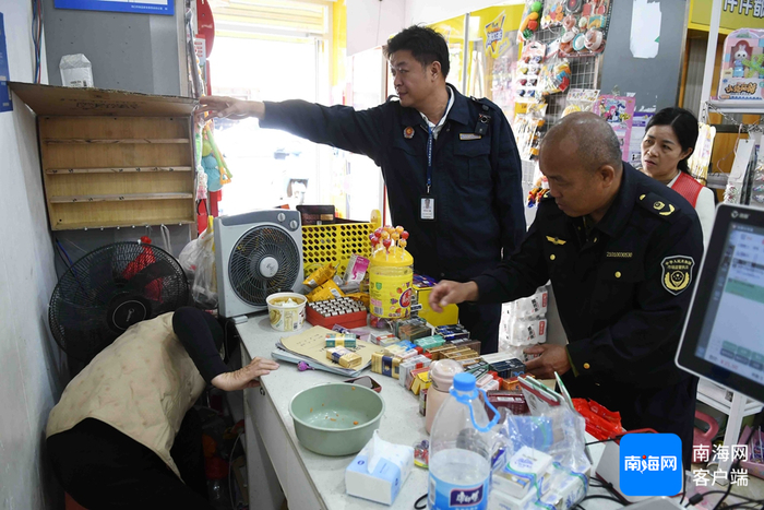 一文具店为逃避检查偷偷售烟在收银台旁墙壁设置暗格小柜子。记者 蒙健 摄