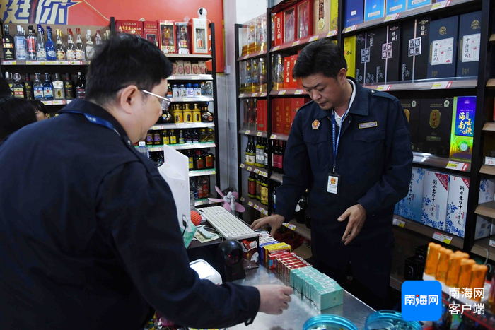 烟草稽查人员无证售烟商超查获的香烟。记者 蒙健 摄