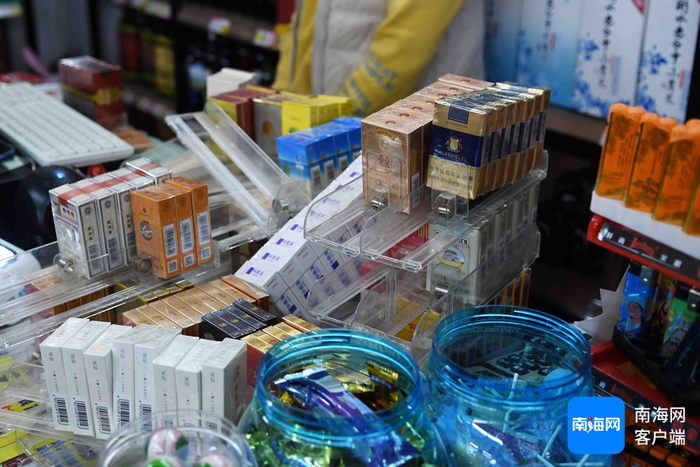 烟草稽查人员查获违法销售的卷烟。记者 蒙健 摄