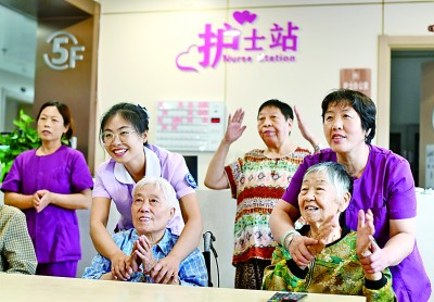 太原市杏花岭区府西医养中心护理人员与老人互动交流。资料图片