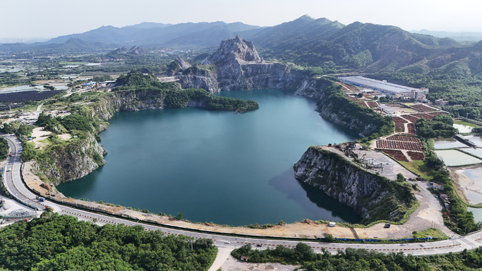 △蓝湖湾特色体育运动旅游综合体（建设中）。图源 四会发布