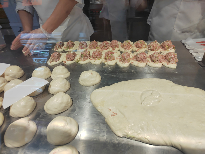 面点师傅现场做猪肉饼，6.8元一个，作者拍摄