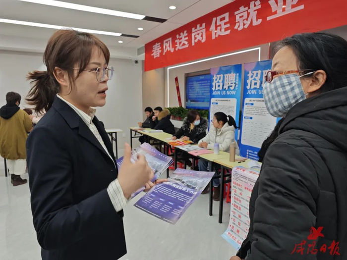 2月12日，渭城区“春风行动”招聘会现场，求职者正在与企业招聘负责人进行深入交流。咸阳日报全媒体记者 徐浩/图