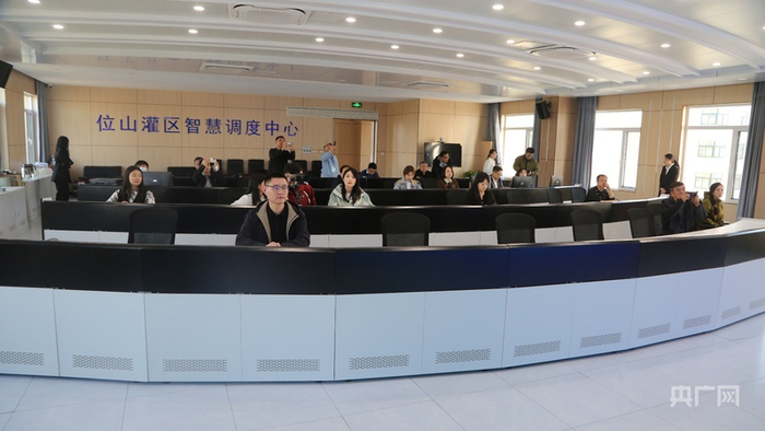 采访团参观位山灌区智慧调度中心（央广网记者刘博伦  摄）