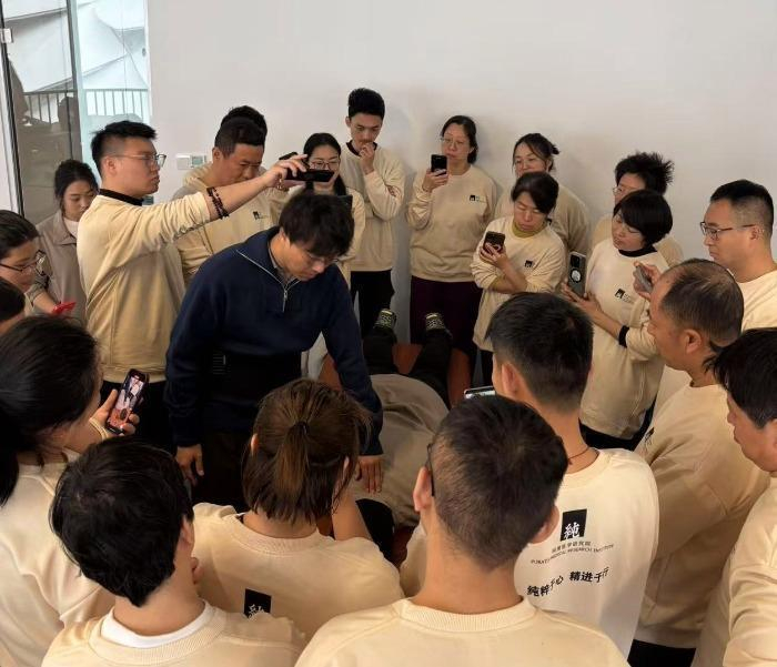 张乐超培训学员（中间蓝色衣服为张乐超）