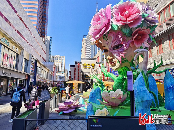 3月20日，游客正在石家庄市新华区湾里庙步行街上购物、游览。 河北日报记者 赵瑞雪摄