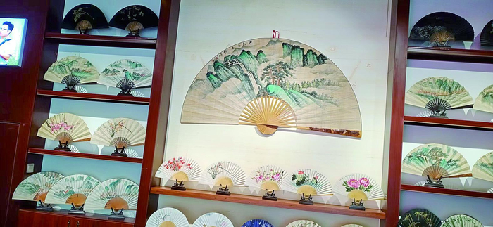     陈子福制作的折扇