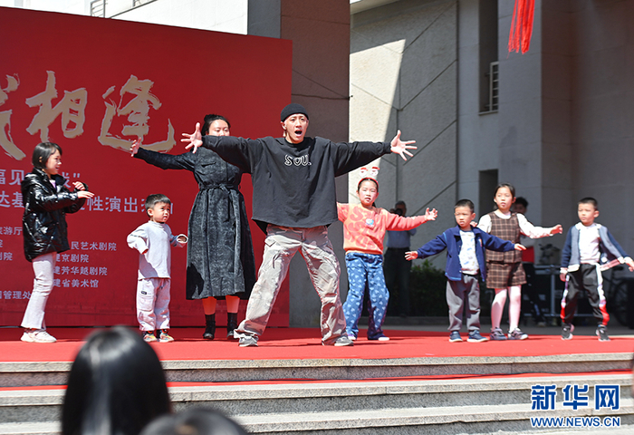   3月22日，青年与观众开展街舞互动表演。新华社记者林善传 摄